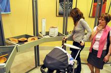 visitantes observando las muestras