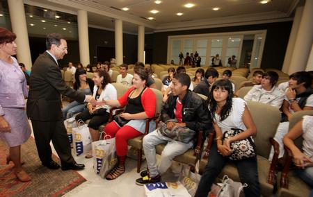 Consejera y Presidente saludan a los alumnos