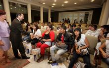 Consejera y Presidente saludan a los alumnos