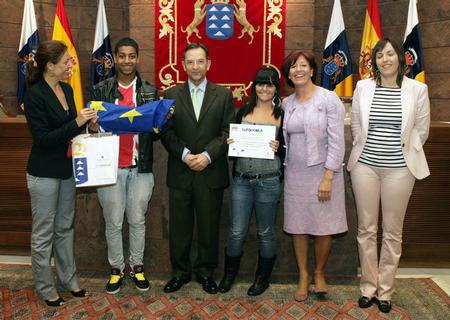 Alumnos muestran su Diploma