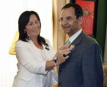 Dª Carmen Padilla le coloca al Presidente del Parlamento la pegatina identificativa de donante