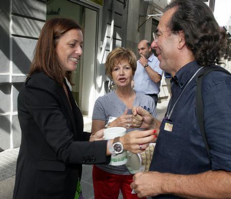 Vicepresidenta Primera del Parlamento recibiendo el primer donativo y colocando la pegatina identificativa de donante