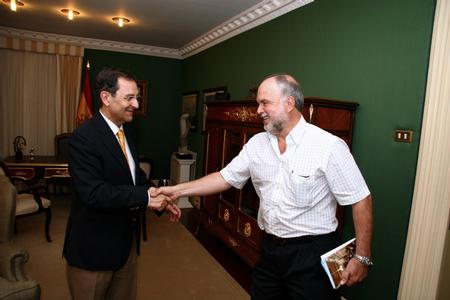 Antonio Castro estrecha la mano al profesor Lorenzo Pérez