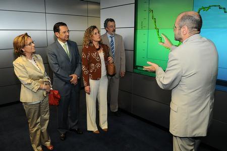 Los miembros de la Mesa atienden a la explicación Los miembros de la Mesa atienden a la explicación
