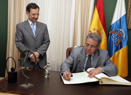 Firma en el libro de Honor