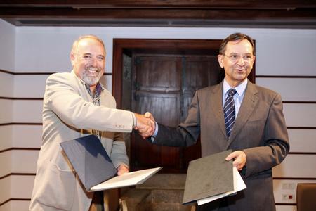 Estrechón de manos luego de la firma del convenio