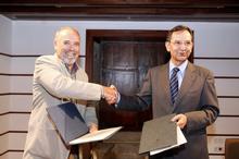 Estrechón de manos luego de la firma del convenio