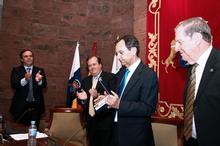 Presidente muestra la condecoración recibida