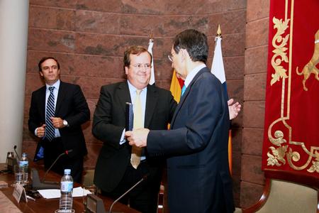 Antonio Castro recibe la condecoración de manos del Presidente del Colegio Notarial Francisco Javier Guerrero Arias