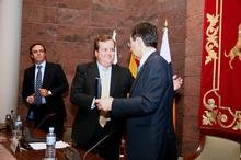 Antonio Castro recibe la condecoración de manos del Presidente del Colegio Notarial Francisco Javier Guerrero Arias