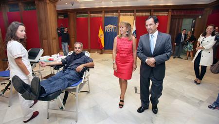 Antonio Castro con la Directora del Instituto Canario de Hemodonación