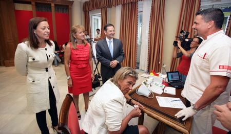 Autoridades con personal de la campaña y donante