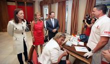 Autoridades con personal de la campaña y donante