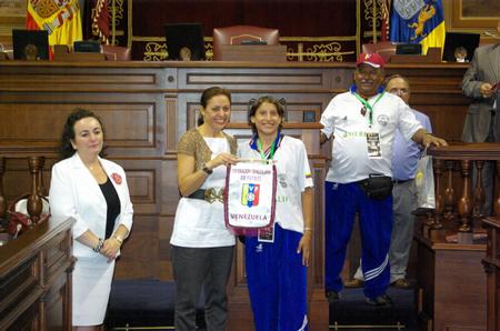 Entrega de banderín por la selección a Dª Cristina Tavío