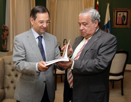 Antonio Castro Feliciano entrega la Memoria a Antonio Castro
