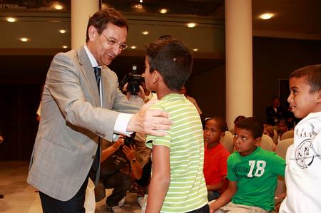 Antonio Castro estrecha la mano de uno de los pequeños Antonio Castro estrecha la mano de uno de los pequeños