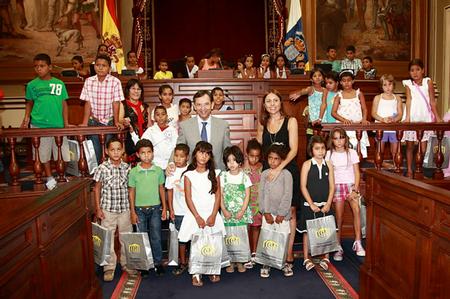 El Presidente y la Vicepresidenta junto con los niños