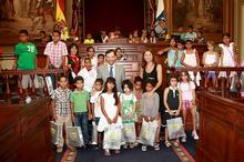 El Presidente y la Vicepresidenta junto con los niños