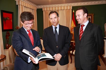 El Director Territorial de la Caixa Andrés Orozco Muñoz muestra a Antonio Castro uno de los ejemplares cedidos al Parlamento