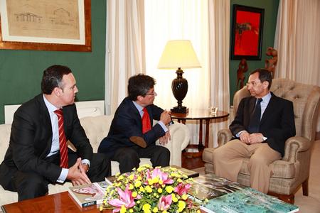 El Presidente con los representantes de La Caixa