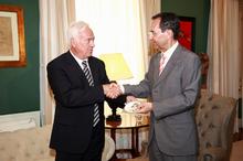 Fernando Redondo Presidente del CES hace entrega a Antonio Castro Presidente del Parlamento del CD contentivo de la Memoria 2009