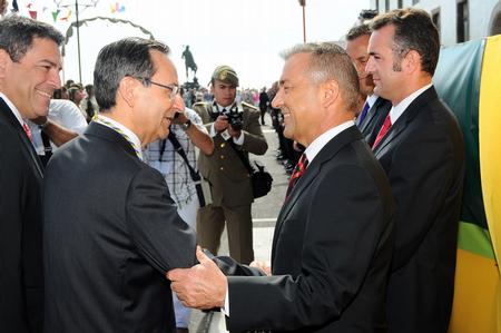 Antonio Castro saluda a Paulino Rivero