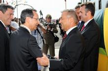 Antonio Castro saluda a Paulino Rivero