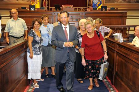 Presidente con el grupo en el Salón de Plenos