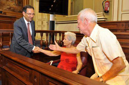 El Presidente estrecha la mano de uno de los visitantes