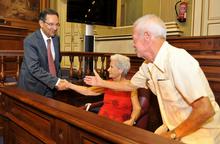 El Presidente estrecha la mano de uno de los visitantes