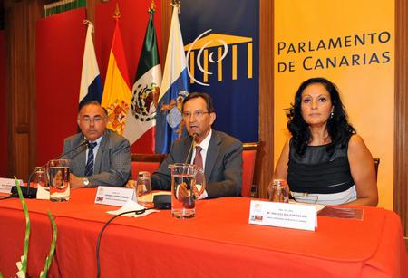 Intervención del Presidente, a su derecha el profesor González Hernández y a su izquierda la Cónsul de México
