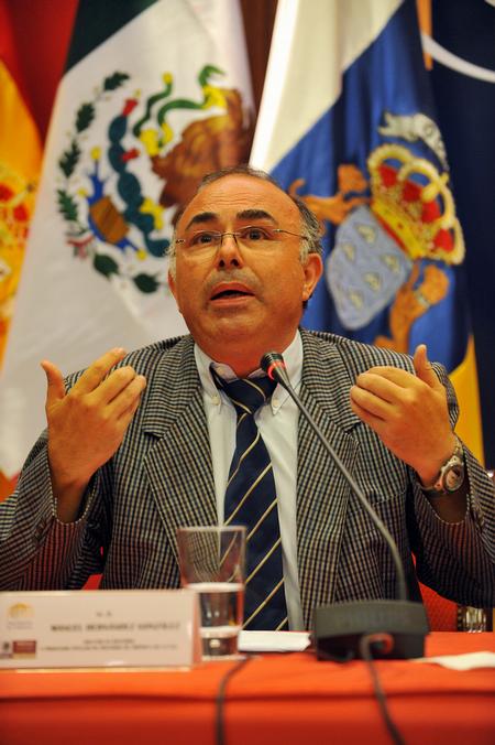 Intántanea de la ponencia del prof.  Manuel Hndz. Glez.