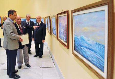 El artista muestra su obra al Presidente