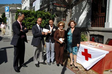 Cristina Tavío y María Luisa Zamora con reprsentantes de la Cruz Roja, a las puertas del Ayuntamiento santacrucero.
