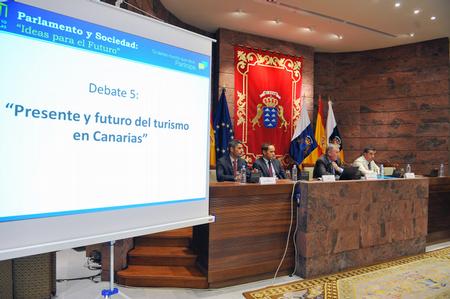 Los ponentes durante el quinto debate.