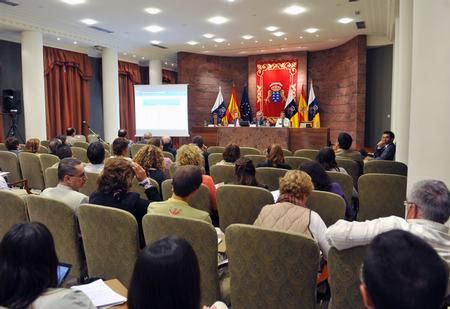 El Salón de Actos del Parlamento estuvo muy concurrido durante el debate.