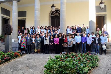 Foto de familia de los participantes en el acto de rechazo a la violencia machista.