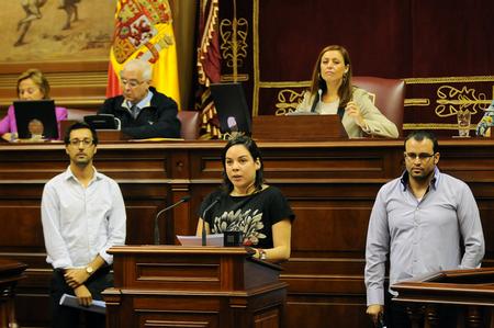 Los representantes de los jóvenes leen la declaración institucional. Los representantes de los jóvenes leen la declaración institucional.