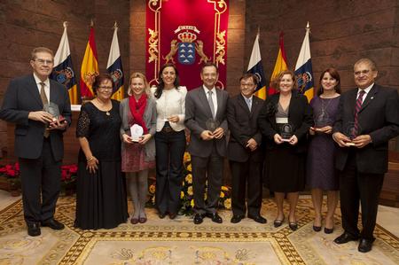 Los diputados premiados con el presidente de la Peña Salamanca y la cantante Antonia Martín.