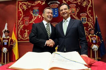 Los presidentes del Gobierno y del Parlamento ante la Constitución.