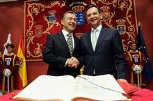 Los presidentes del Gobierno y del Parlamento ante la Constitución.