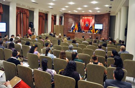 El numeroso público durante la celebración de un debate anterior