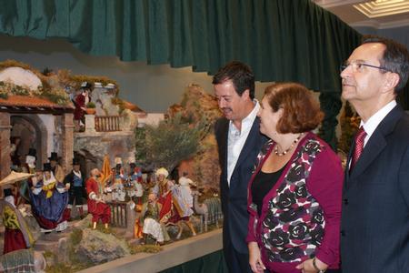 El belenista explica el Nacimiento a Antonio Castro y María Luisa Zamora.
