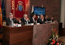 La Mesa de los ponentes.