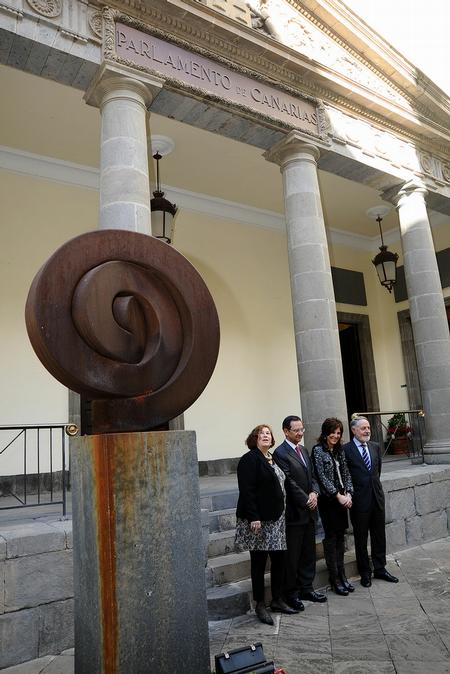 Los presidentes parlamentarios con la secretaria primera de la Mesa del Parlamento de Canarias, María Luisa Zamora.