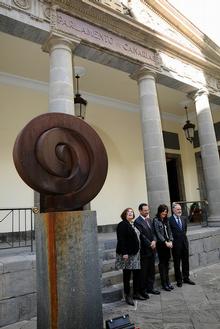 Los presidentes parlamentarios con la secretaria primera de la Mesa del Parlamento de Canarias, María Luisa Zamora.
