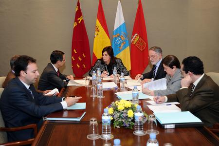 La Comisión permanente de la Coprepa y los letrados de las Cámaras legislativas en un momento de la reunión.