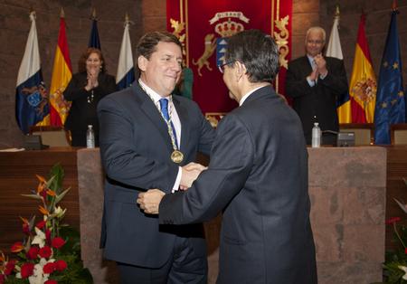 Antonio Castro entrega la medalla a Gabriel Mato.