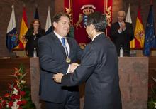 Antonio Castro entrega la medalla a Gabriel Mato.