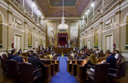 Salón de Plenos del Parlamento de Canarias durante una sesión.